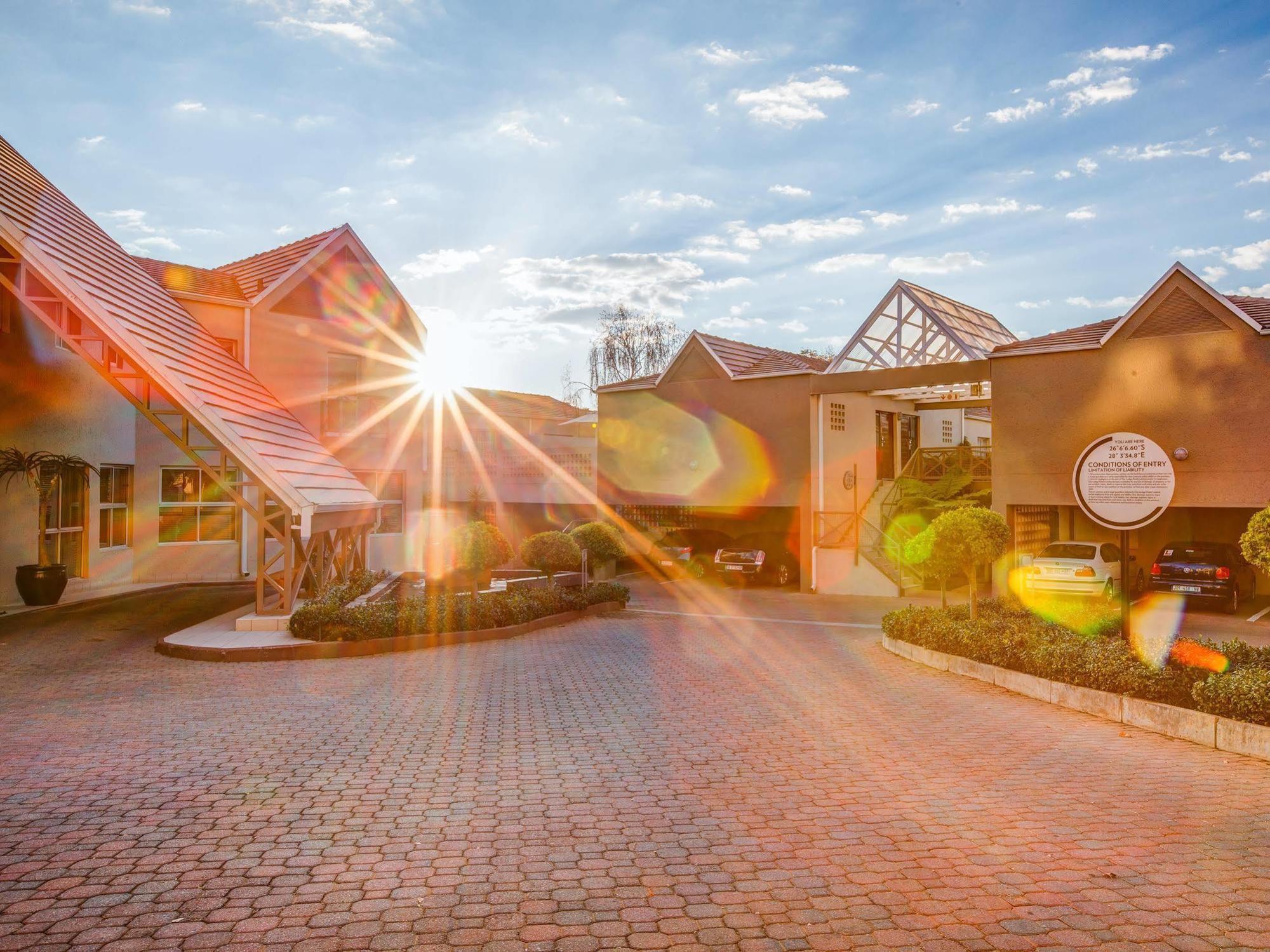 Courtyard Hotel Sandton Йоханнесбург Экстерьер фото