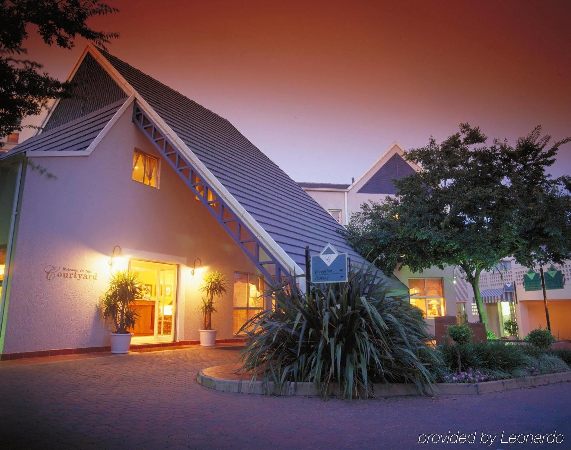 Courtyard Hotel Sandton Йоханнесбург Экстерьер фото