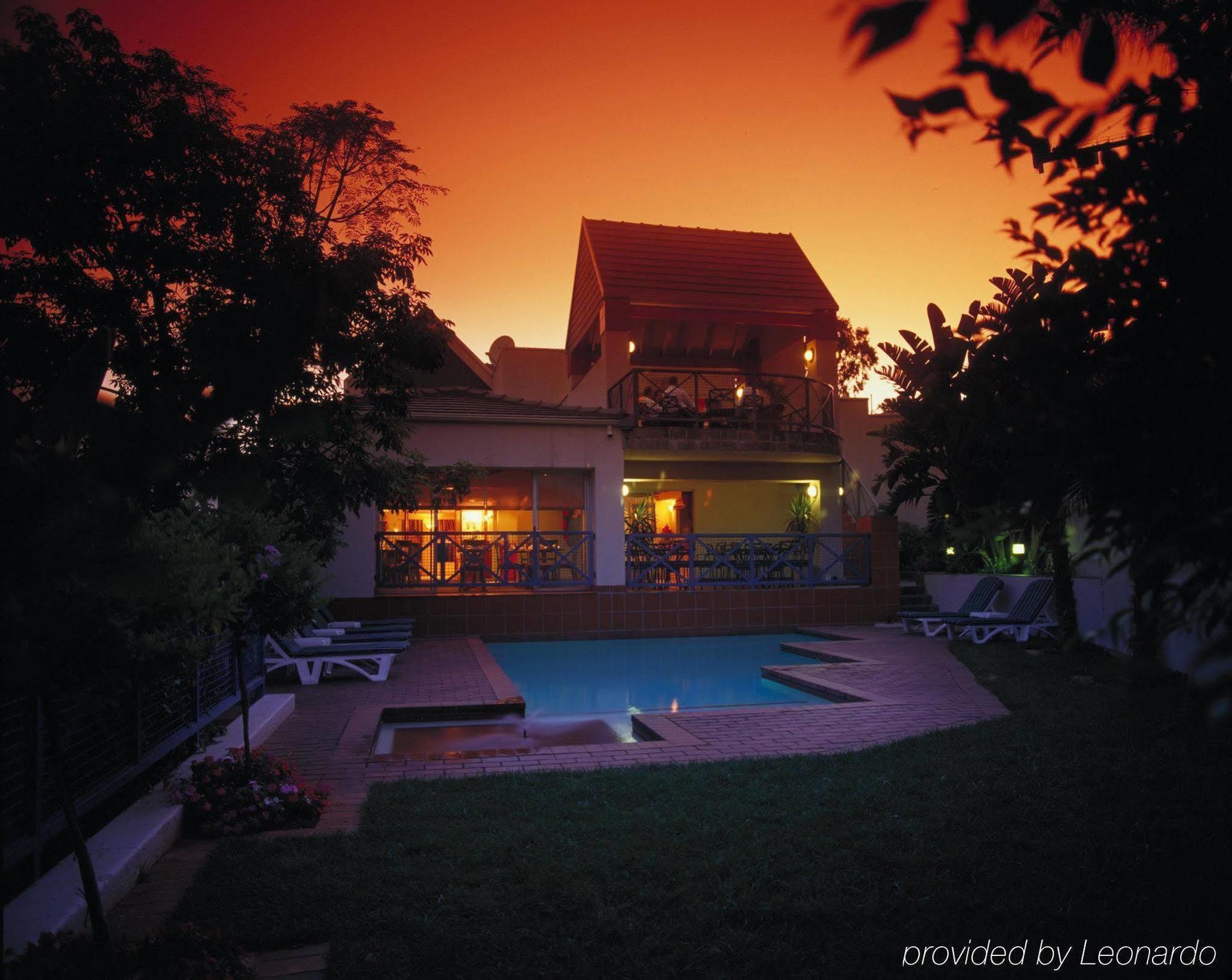 Courtyard Hotel Sandton Йоханнесбург Экстерьер фото