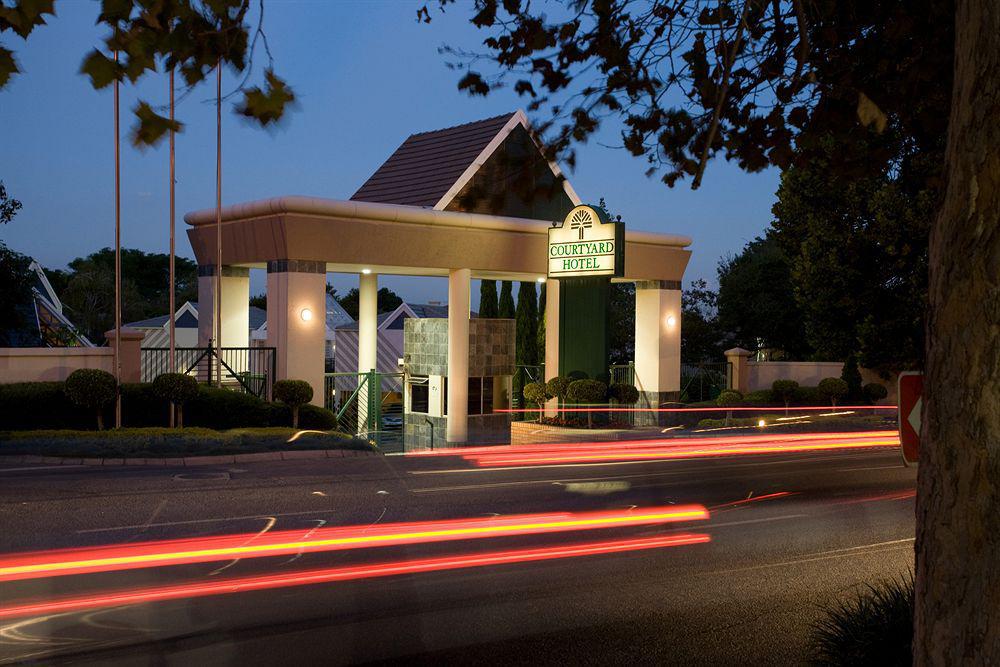 Courtyard Hotel Sandton Йоханнесбург Экстерьер фото