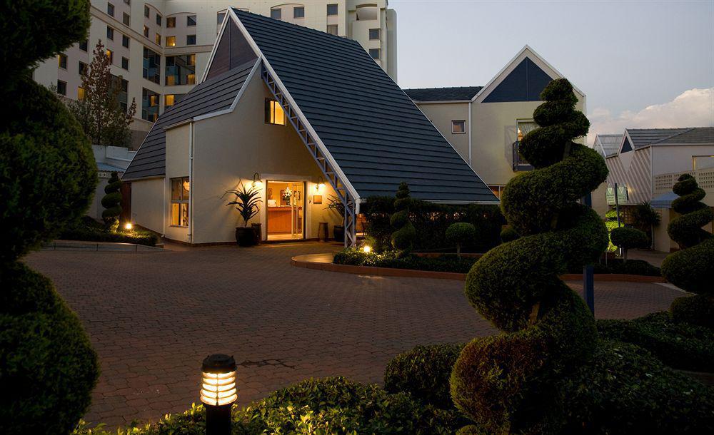 Courtyard Hotel Sandton Йоханнесбург Экстерьер фото