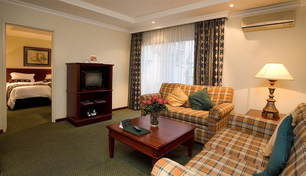 Courtyard Hotel Sandton Йоханнесбург Экстерьер фото
