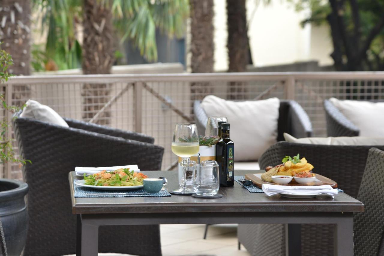Courtyard Hotel Sandton Йоханнесбург Экстерьер фото